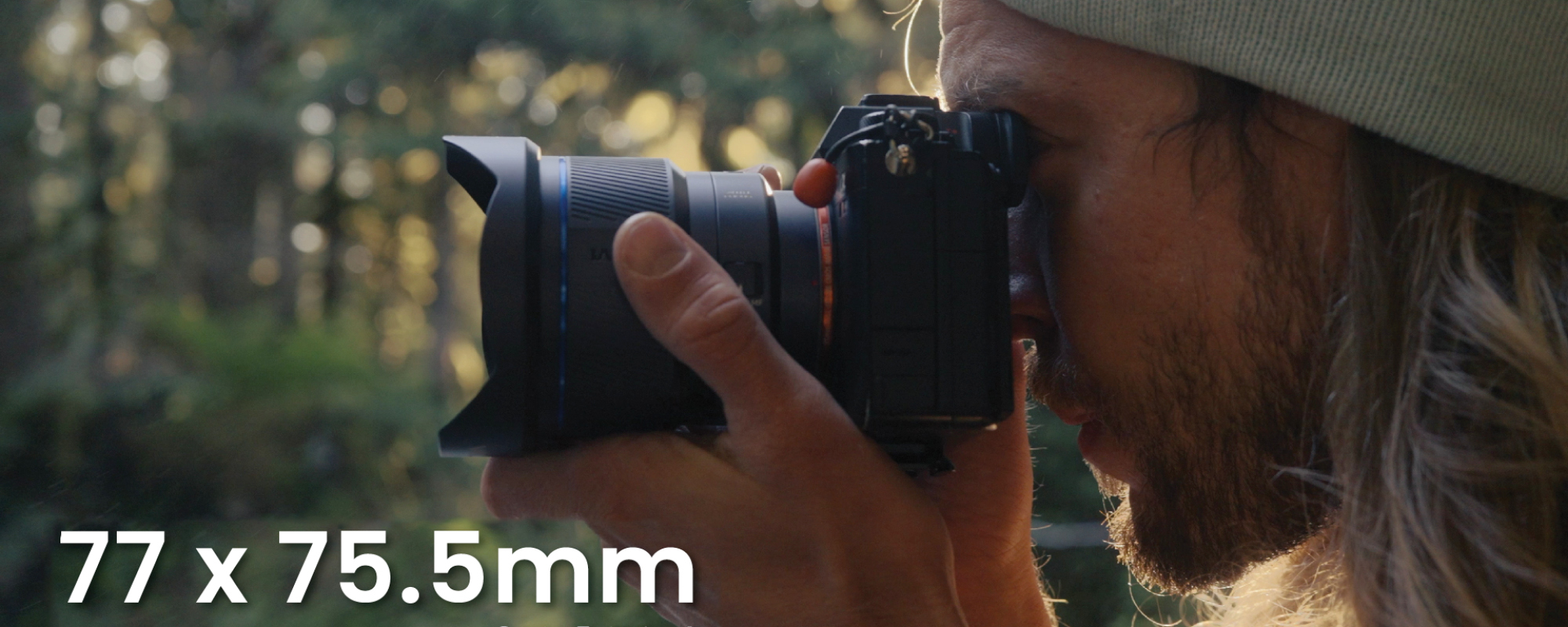 Obiektyw Laowa 12 mm f/2,8 Lite Zero-D FF z AF - Sony E na aparacie podczas wykonywania zdjęcia w lesie, obok wymiary 77 na 75,5 mm